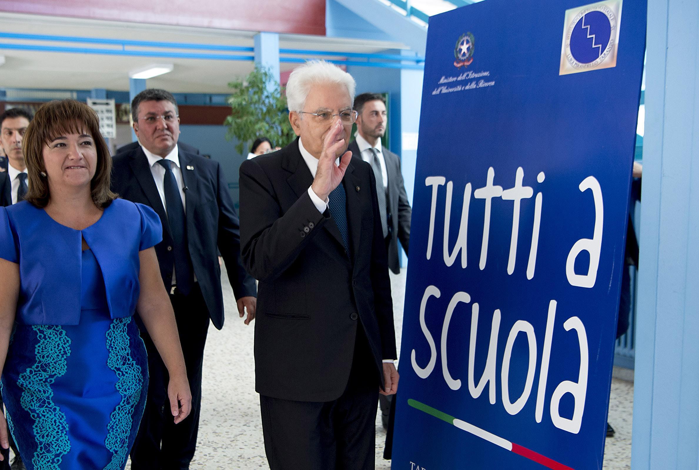 Mattarella fa il suo ingresso all'interno dell'Istituto Comprensivo Pirandello, oggetto di diversi atti di vandalismo nei mesi scorsi Mattarella fa il suo ingresso all'interno dell'Istituto Comprensivo Pirandello, oggetto di diversi atti di vandalismo nei mesi scorsi