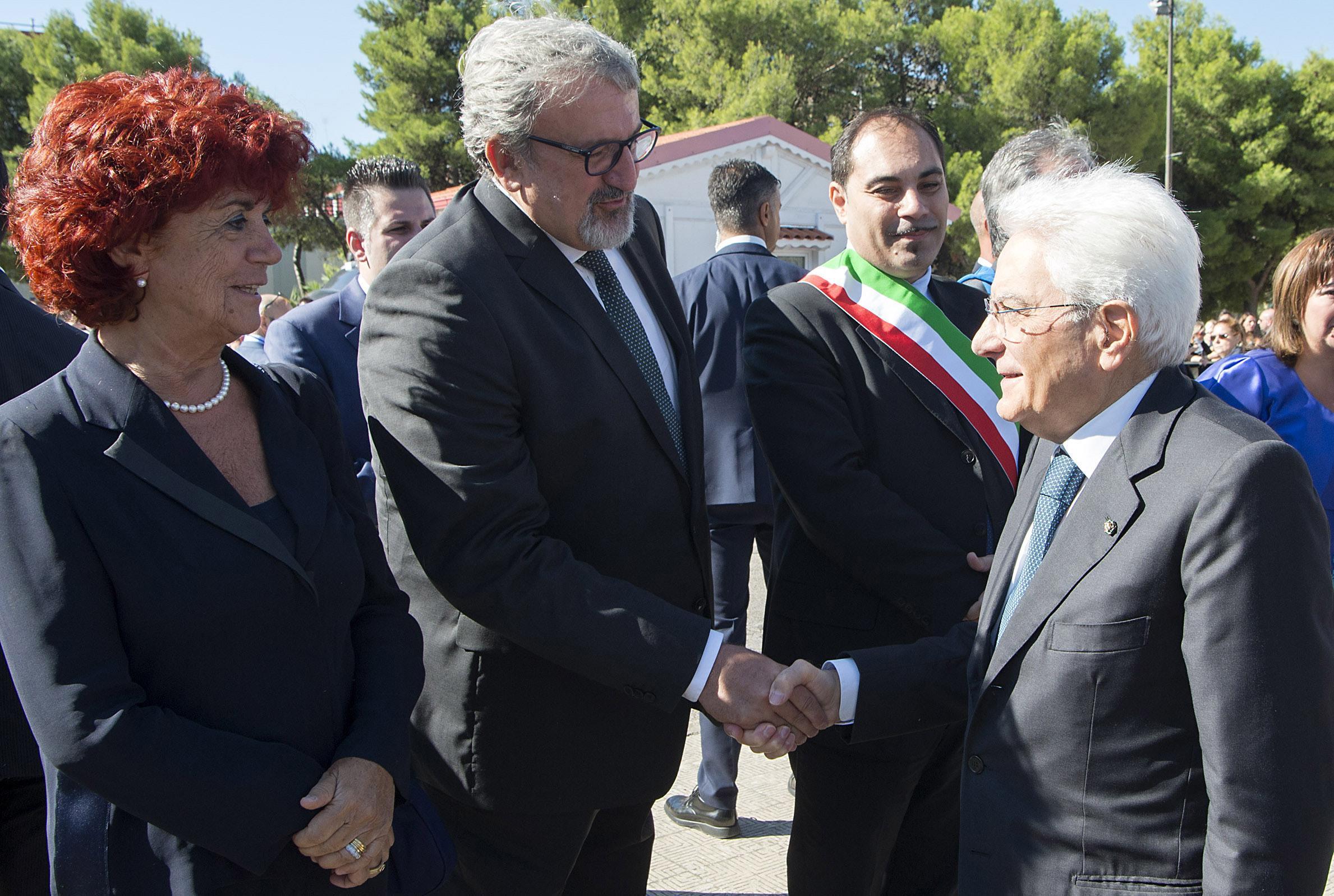 Il presidente della Repubblica stringe la mano al governatore della Puglia Michele Emiliano