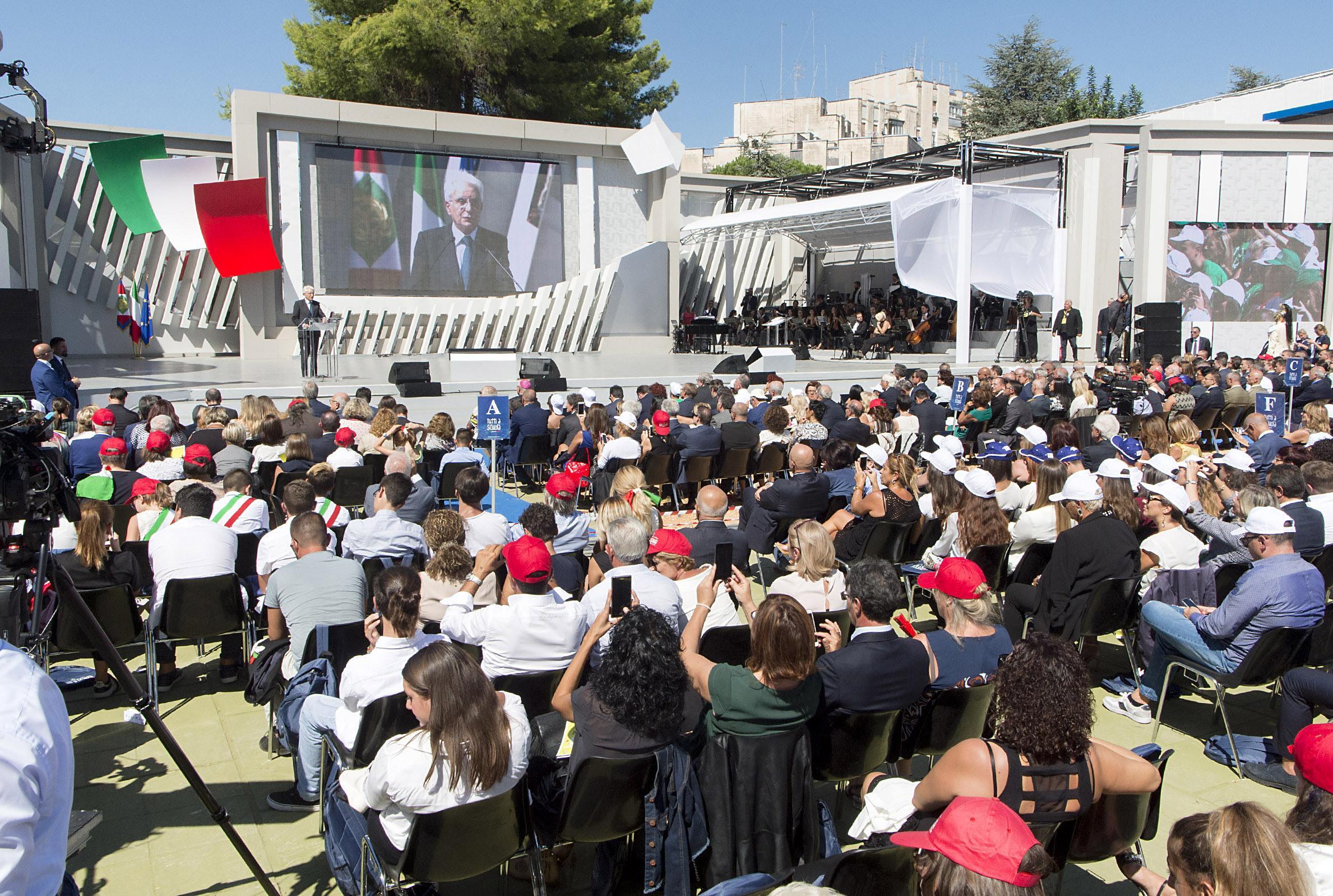 Le due scuole si trovano nel quartiere Paolo VI, zona difficile della città Le due scuole si trovano nel quartiere Paolo VI, zona difficile della città