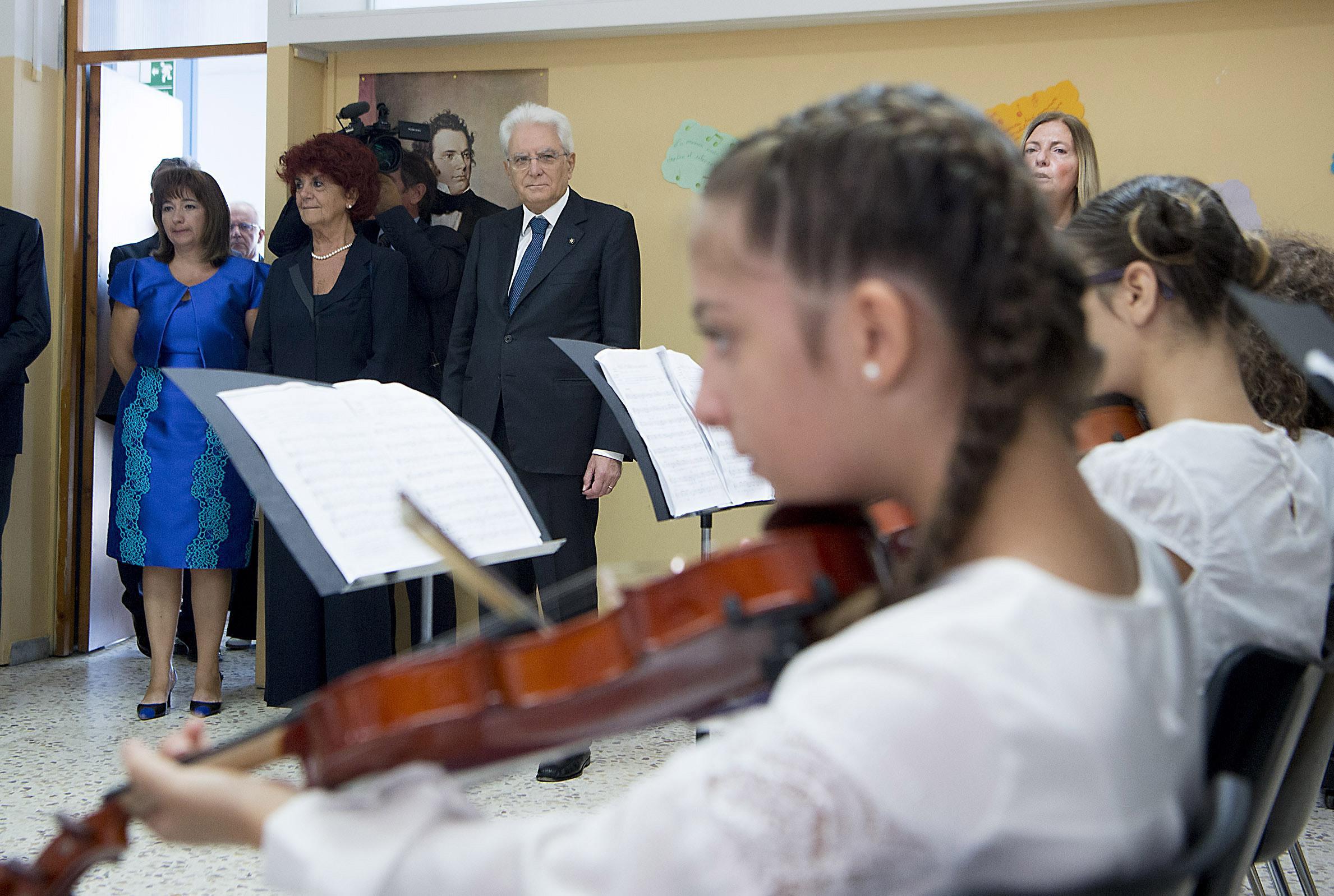 Mattarella assiste a una lezione di musica. Accanto a lui, il ministro dell'Istruzione, Valeria Fedeli Mattarella assiste a una lezione di musica. Accanto a lui, il ministro dell'Istruzione, Valeria Fedeli