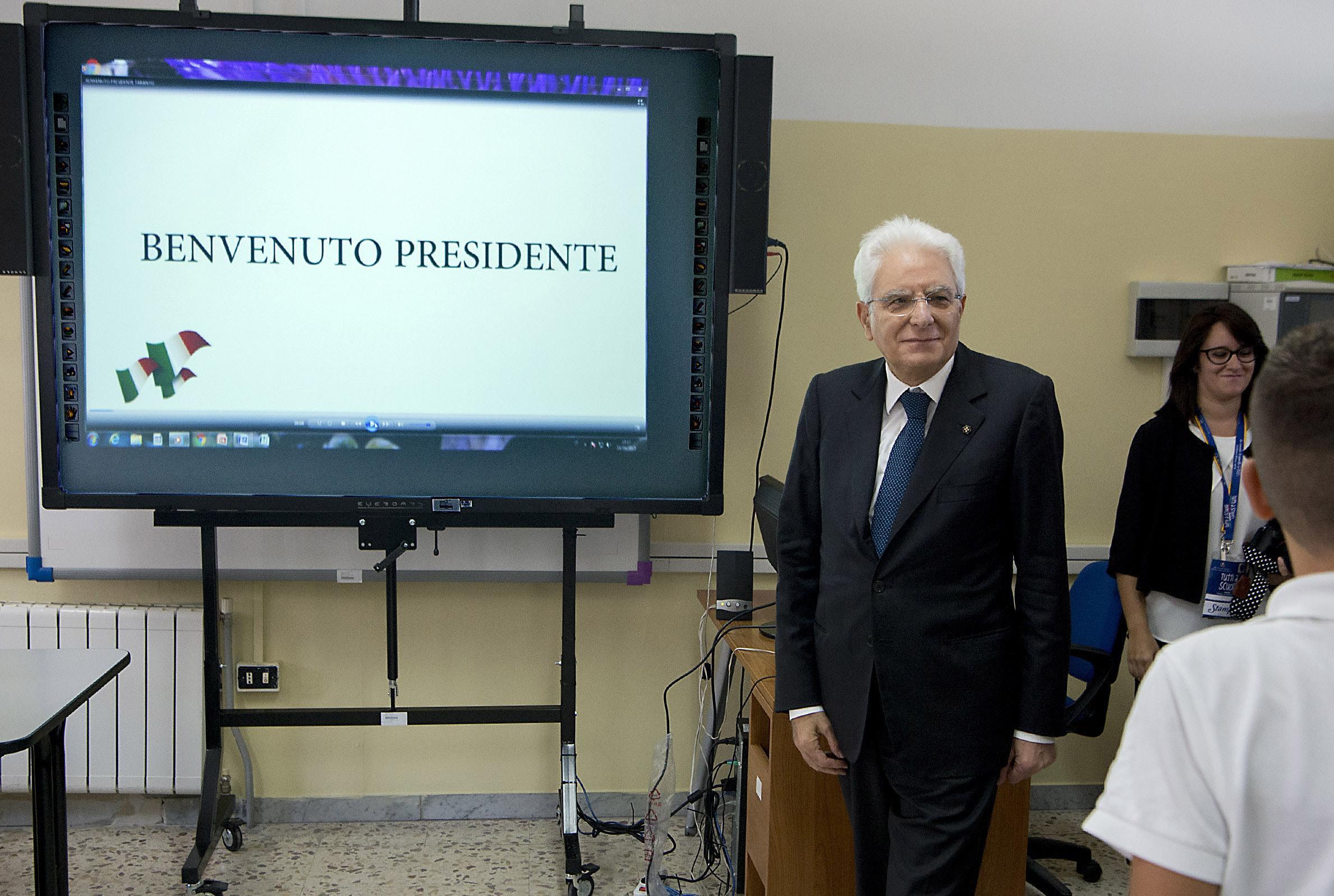 L'accoglienza al presidente all'interno dell'istituto L'accoglienza al presidente all'interno dell'istituto