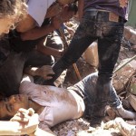 Un uomo viene salvato dai soccorritori dopo il crollo del suo palazzo nel quartiere di Condesa Un uomo viene salvato dai soccorritori dopo il crollo del suo palazzo nel quartiere di Condesa