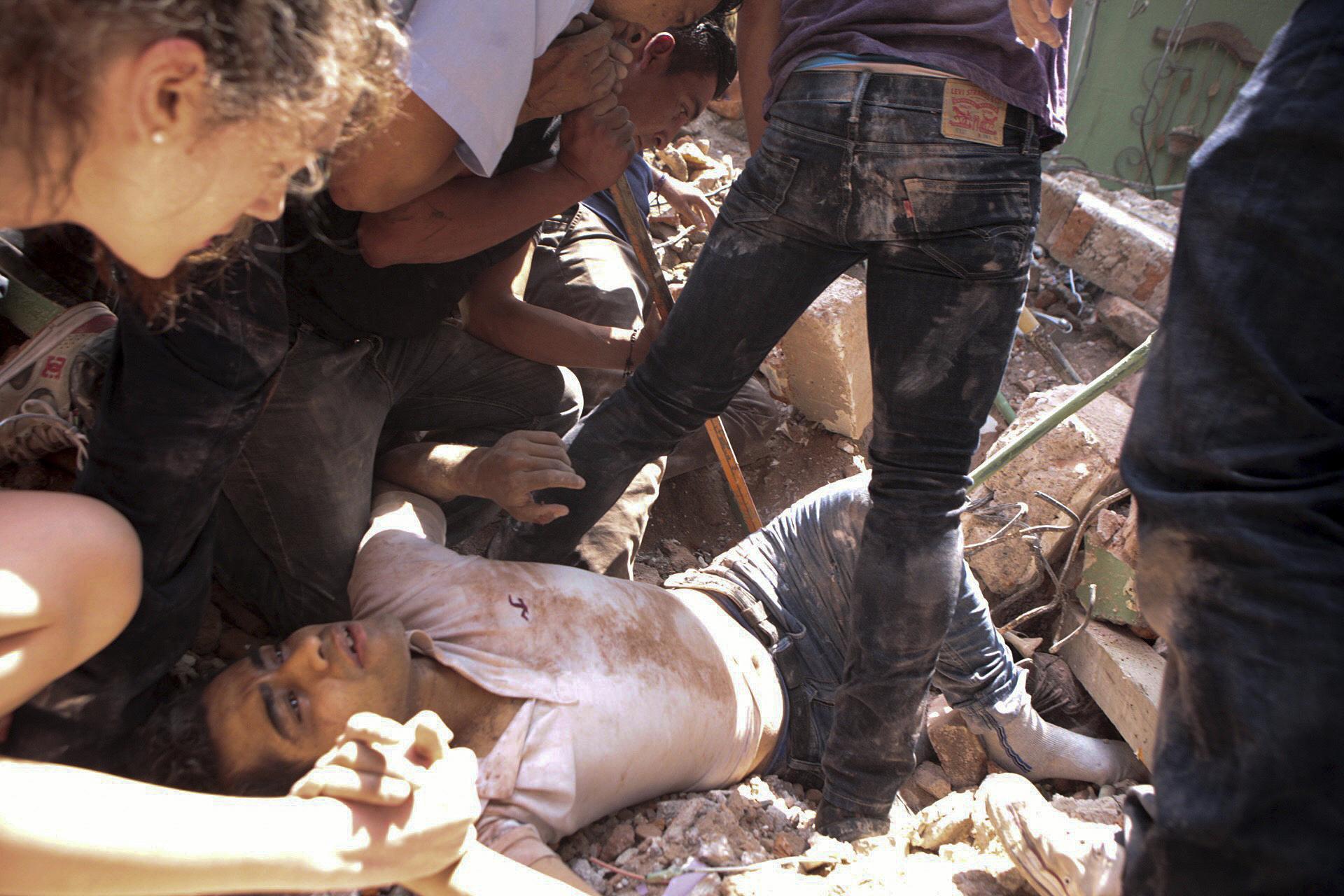 Un uomo viene salvato dai soccorritori dopo il crollo del suo palazzo nel quartiere di Condesa Un uomo viene salvato dai soccorritori dopo il crollo del suo palazzo nel quartiere di Condesa