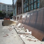 Una facciata crollata per la potenza del terremoto Una facciata crollata per la potenza del terremoto