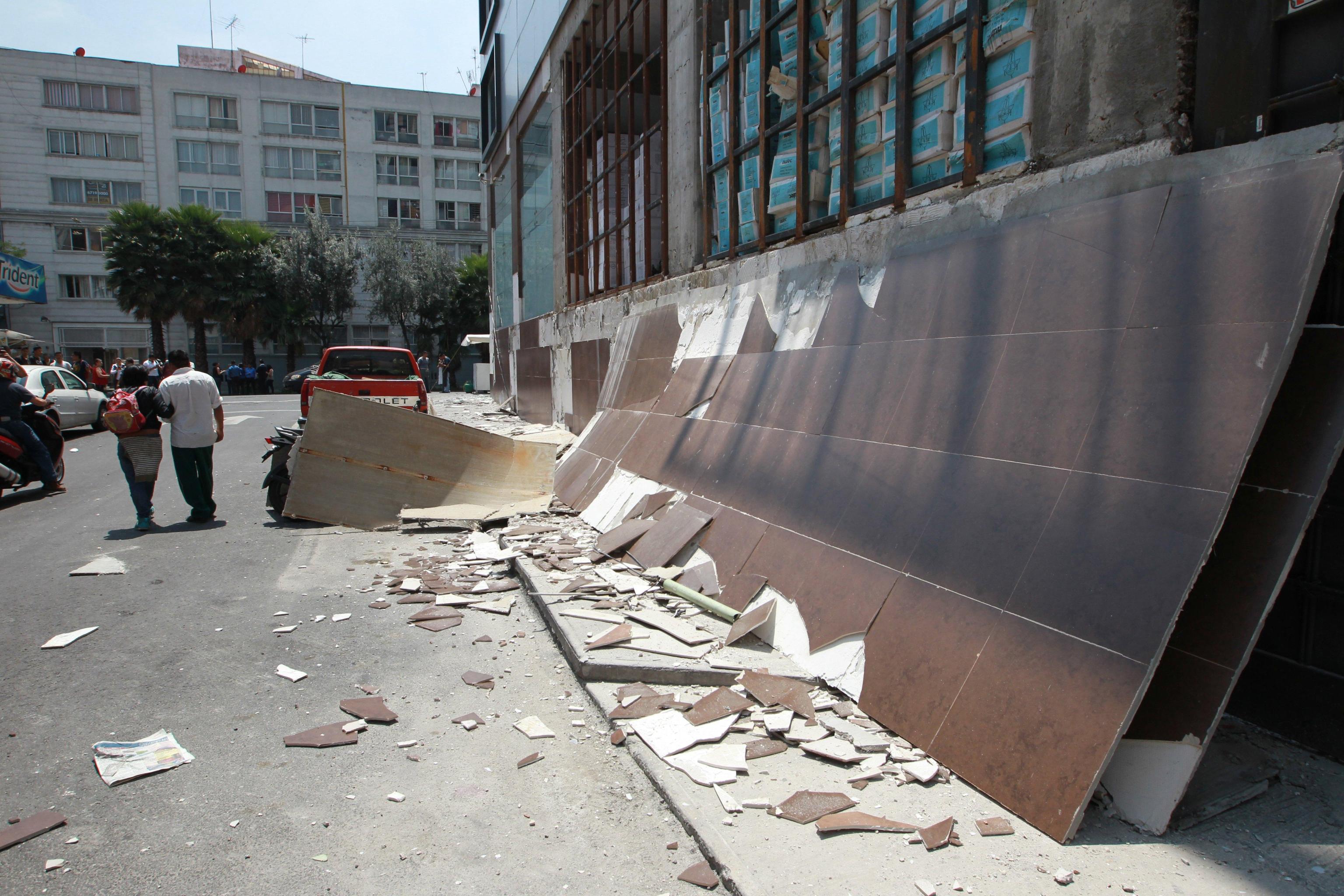 Una facciata crollata per la potenza del terremoto Una facciata crollata per la potenza del terremoto