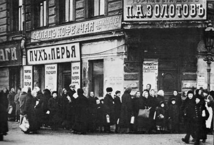 Gennaio 1917, code per la distribuzione del pane