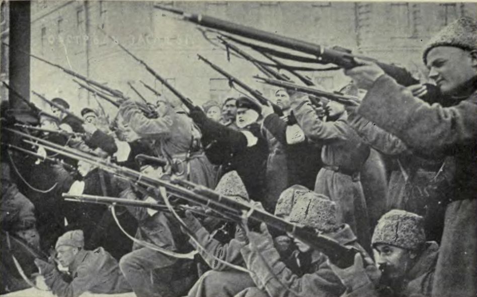 I soldati rivoluzionari attaccano un presidio di polizia