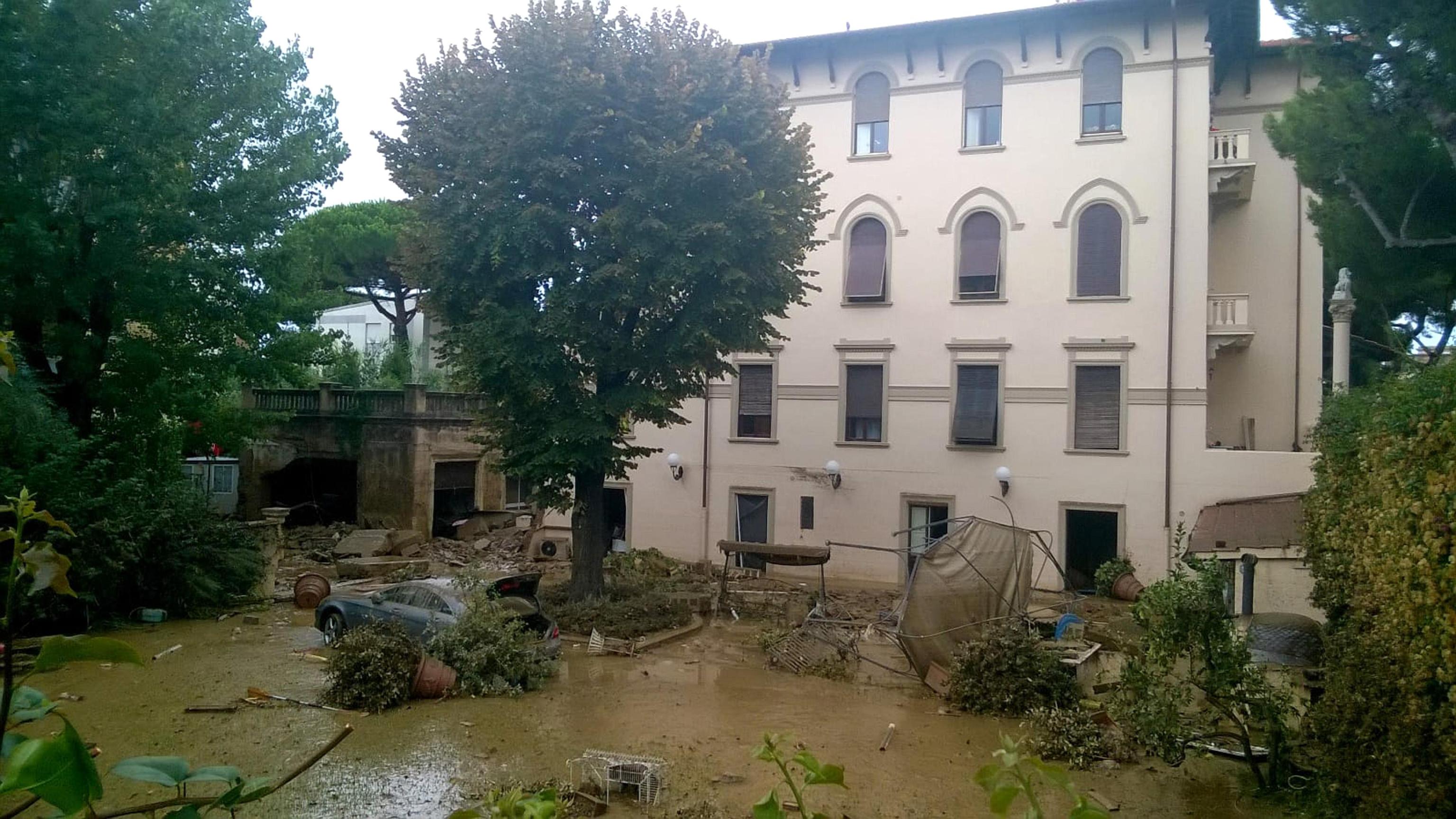 L'abitazione in cui sono morti due bambini, i genitori e il nonno che aveva tentato di salvarli