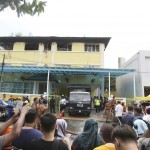 I vigili del fuoco hanno fatto irruzione nella scuola dopo aver ricevuto una chiamata angosciata alle 5,41 e hanno impiegato un'ora per spegnere le fiamme, che sono divampate all'ultimo dei tre piani di un edificio.