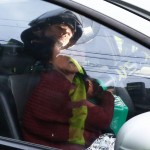 Manifestante coreana al riparo dalle proteste