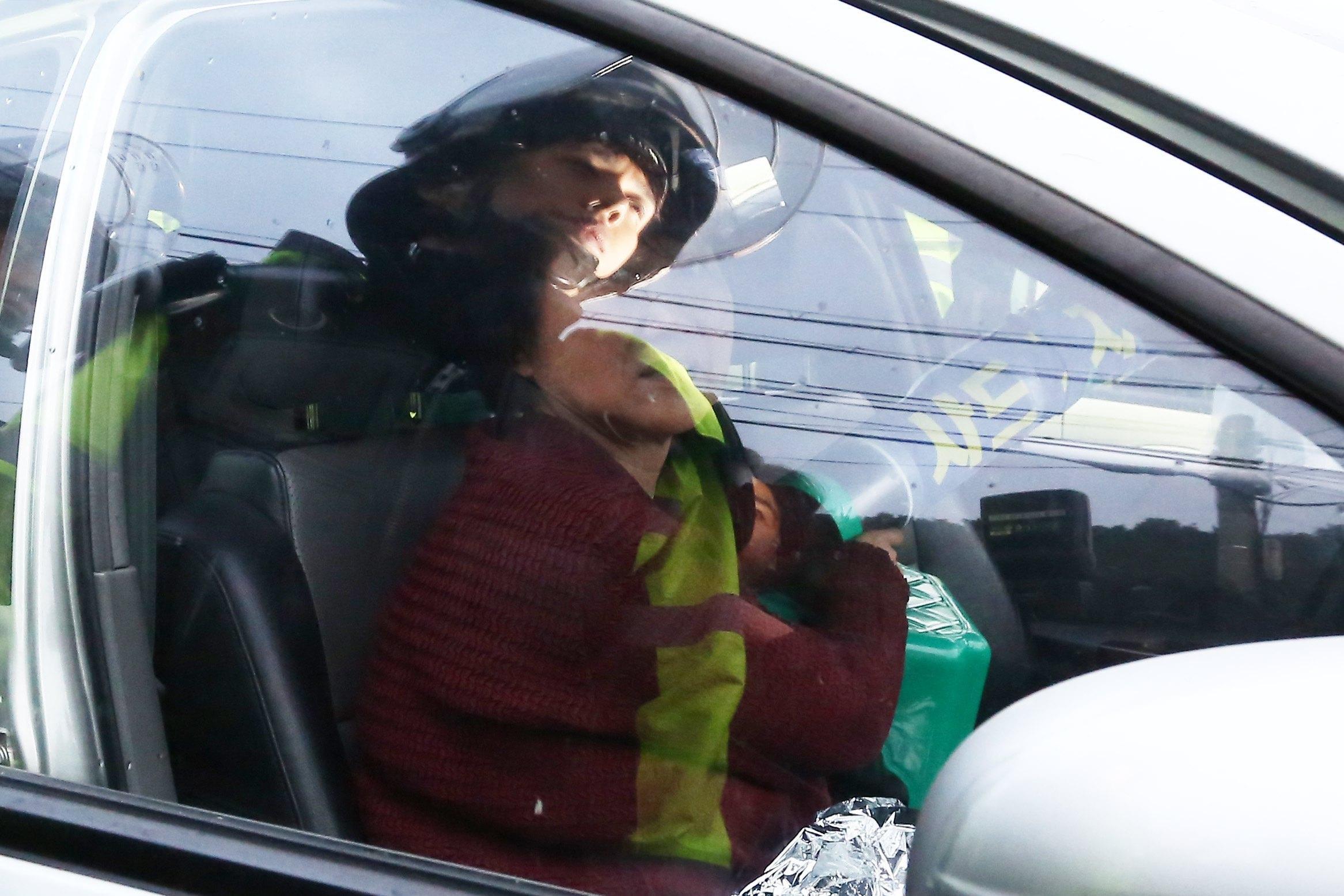 Manifestante coreana al riparo dalle proteste