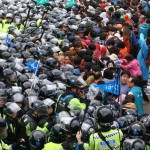 Protesta dei civili contro la polizia sud coreana