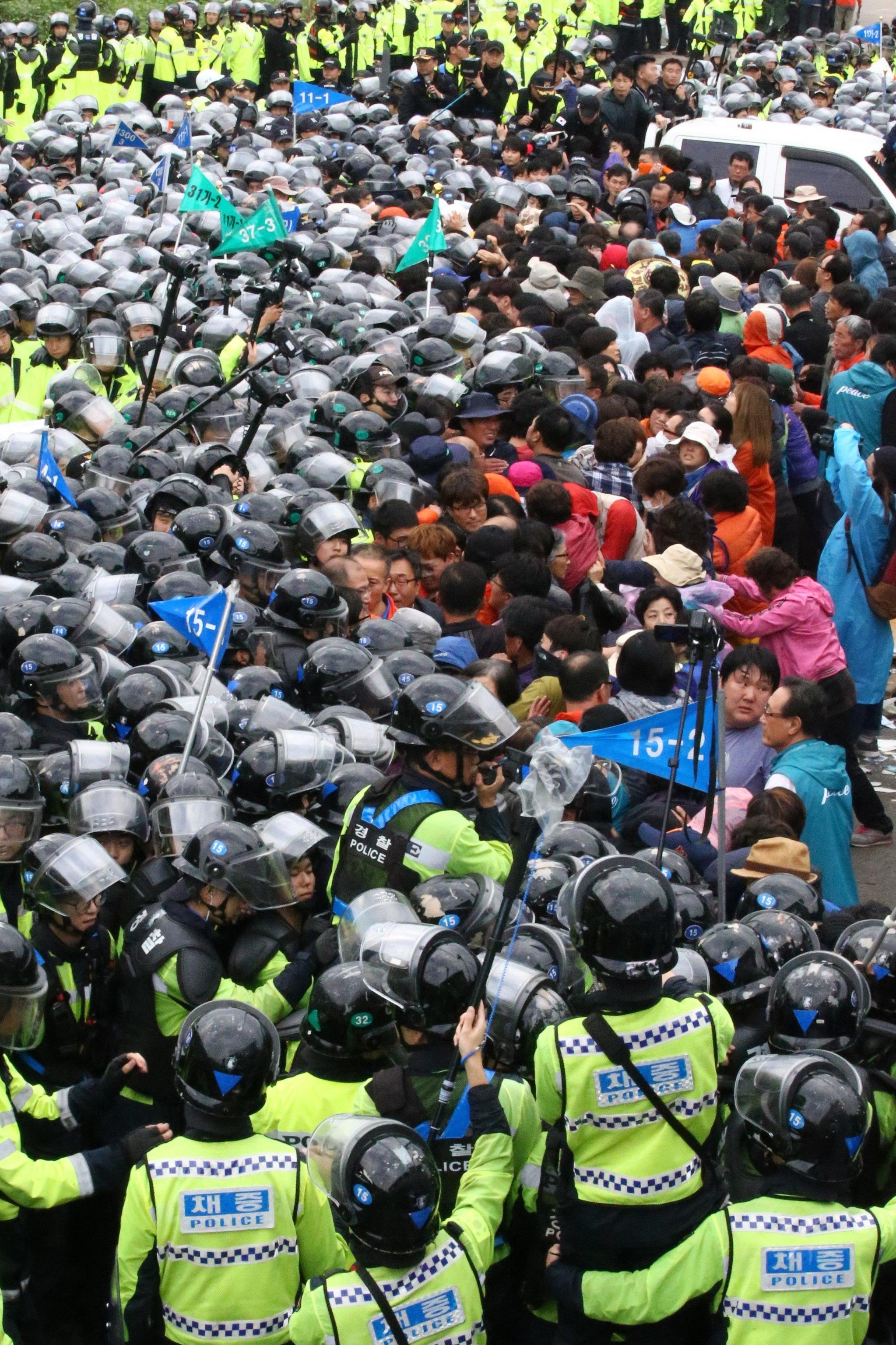 Protesta dei civili contro la polizia sud coreana