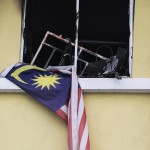 Gli adolescenti sono intrappolati dietro le finestre sbarrate