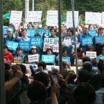 I civili con alcuni slogan di protesta