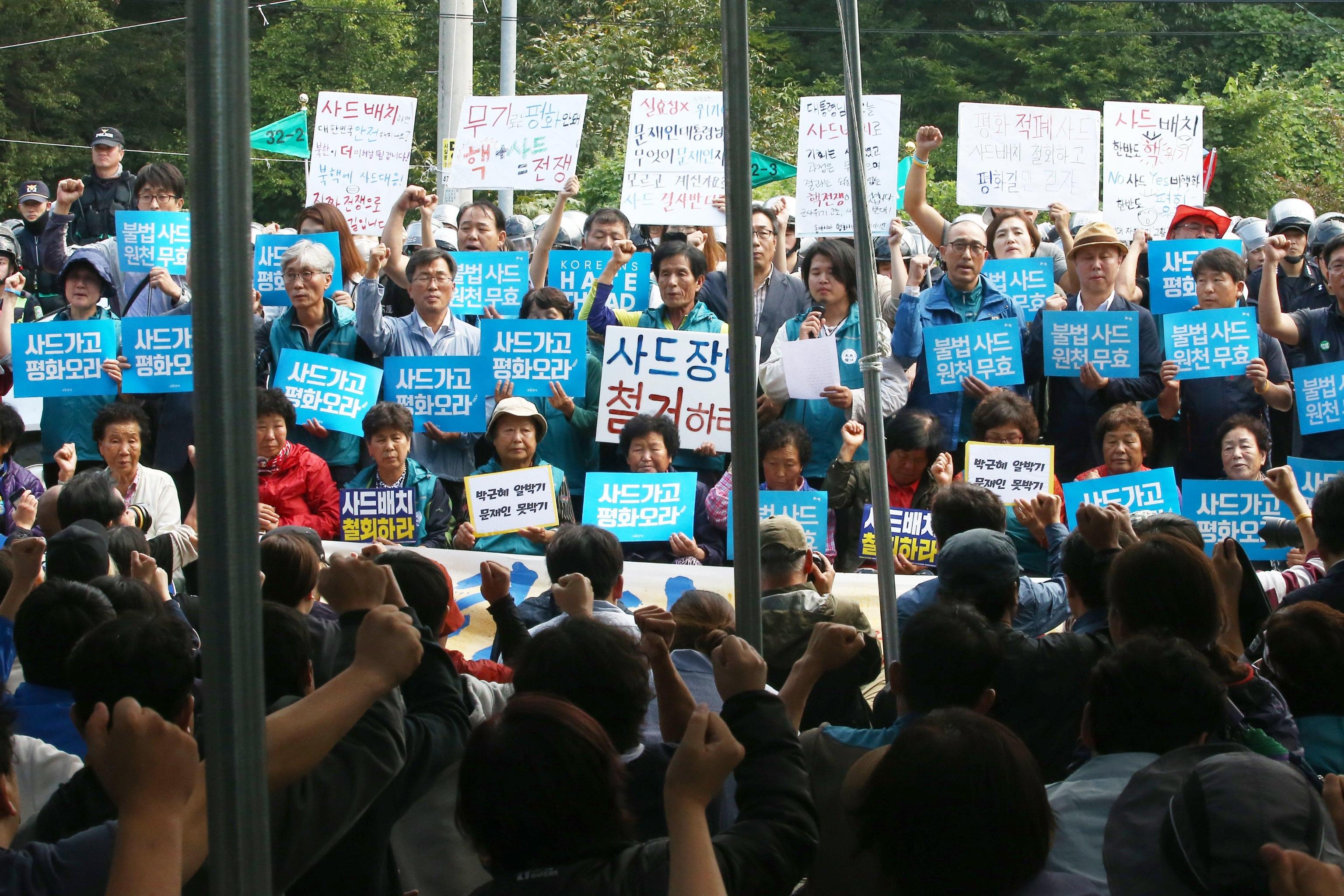 I civili con alcuni slogan di protesta