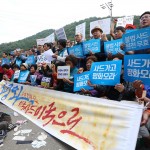 I civili con alcuni slogan di protesta