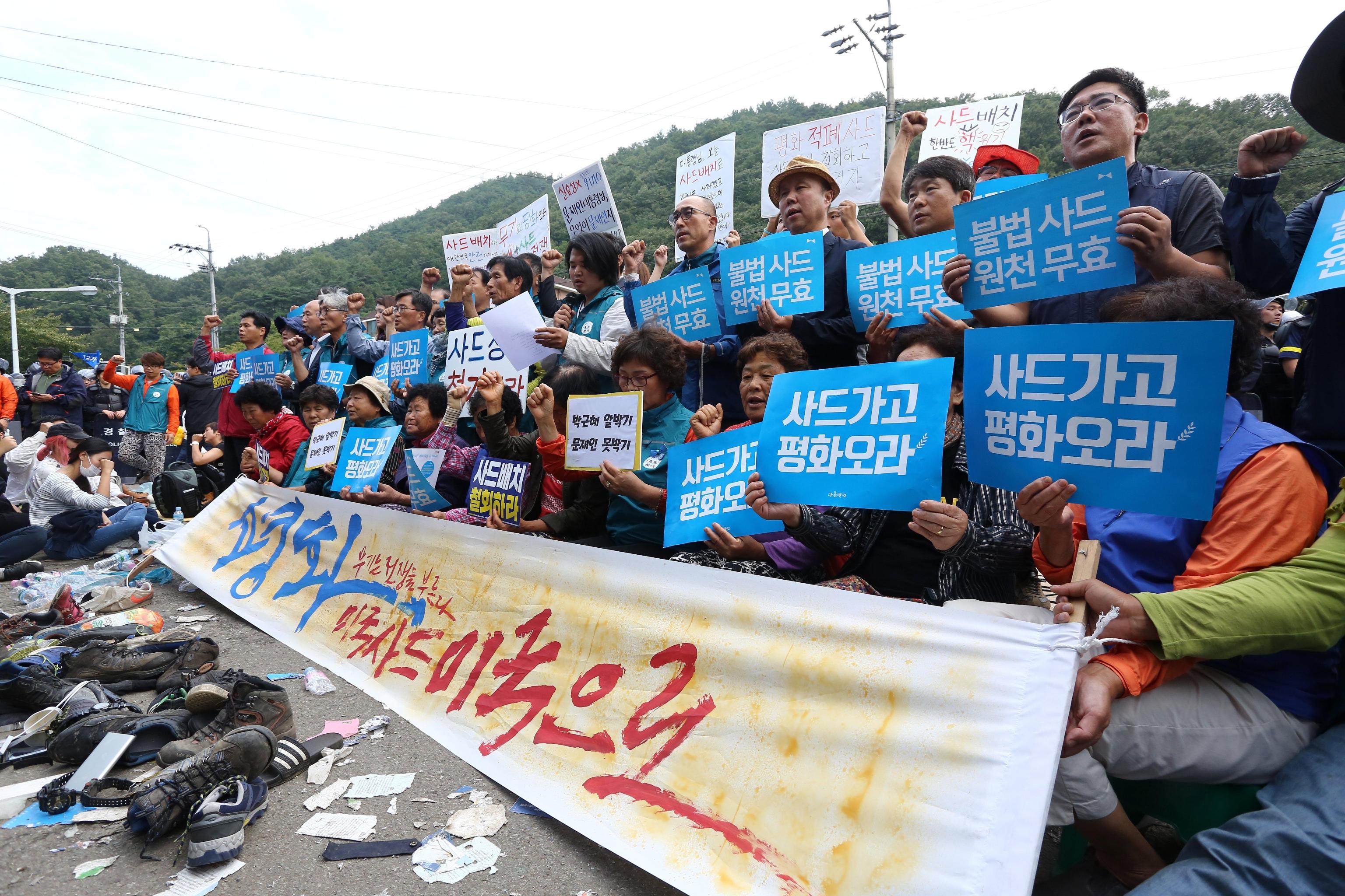 I civili con alcuni slogan di protesta