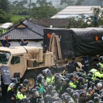 La polizia cerca di contrastare i civili in rivolta