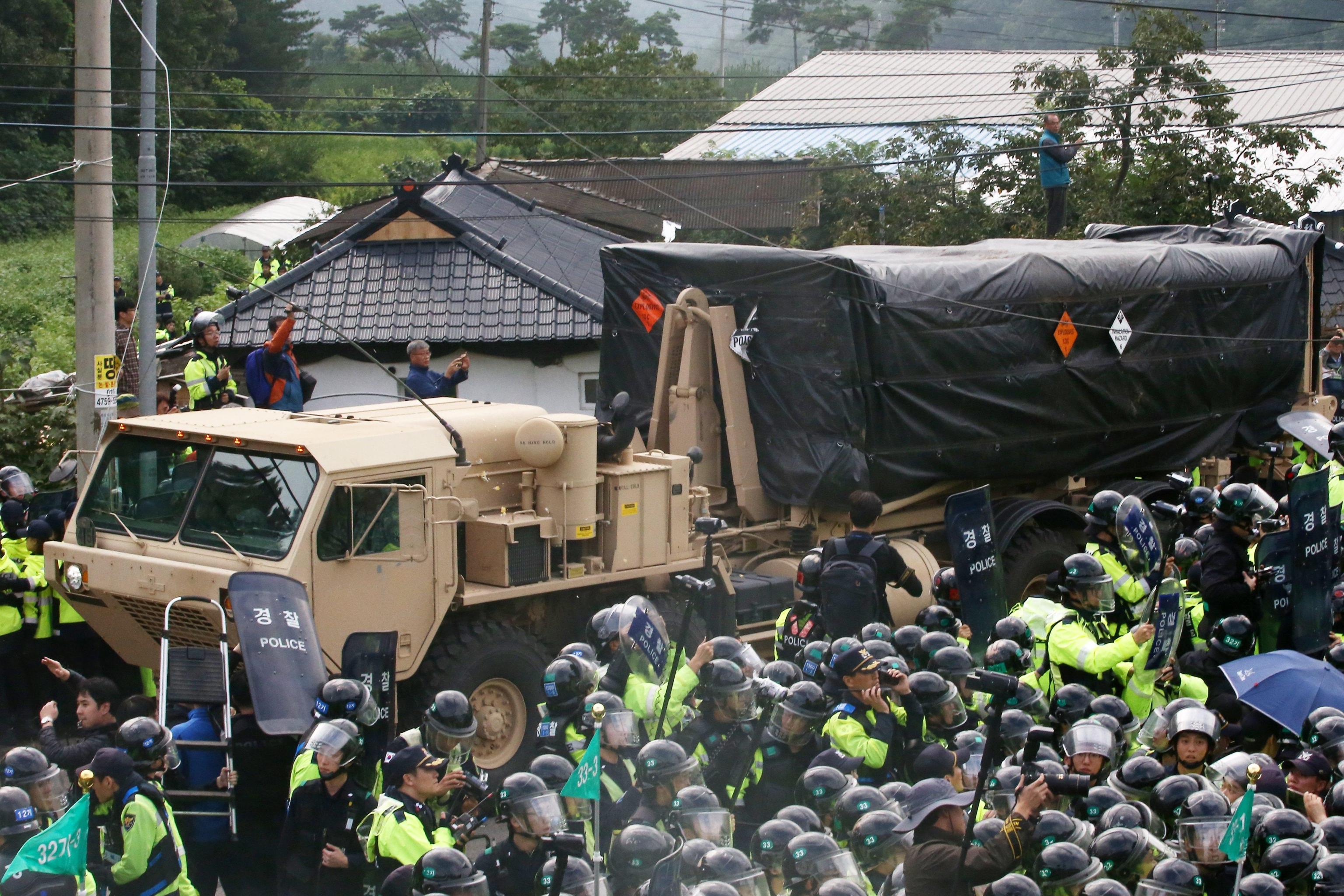 La polizia cerca di contrastare i civili in rivolta