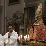 La cerimonia del miracolo di San Gennaro, nella chiesa cattedrale di Napoli La cerimonia del miracolo di San Gennaro, nella chiesa cattedrale di Napoli