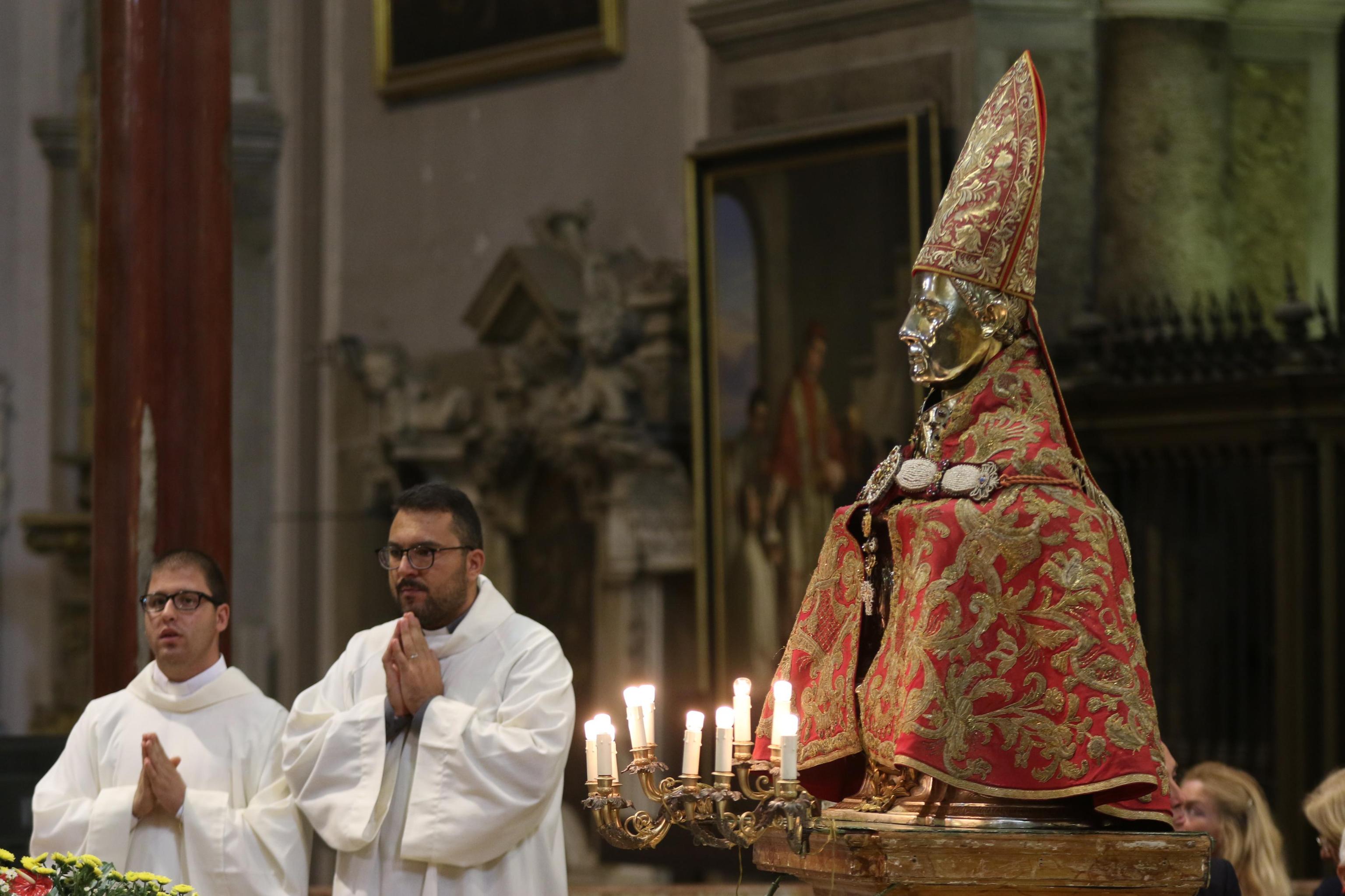 La cerimonia del miracolo di San Gennaro, nella chiesa cattedrale di Napoli La cerimonia del miracolo di San Gennaro, nella chiesa cattedrale di Napoli