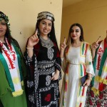 Un gruppo di donne mostra le dita dopo il voto a Erbil