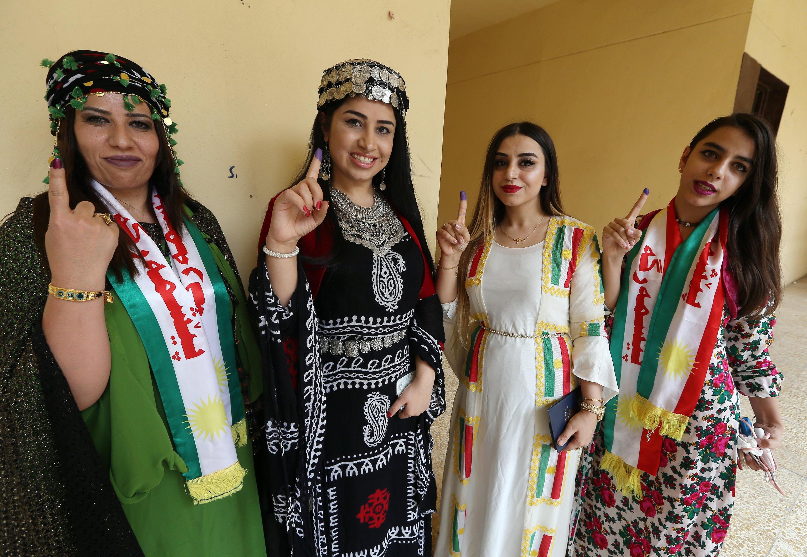 Un gruppo di donne mostra le dita dopo il voto a Erbil