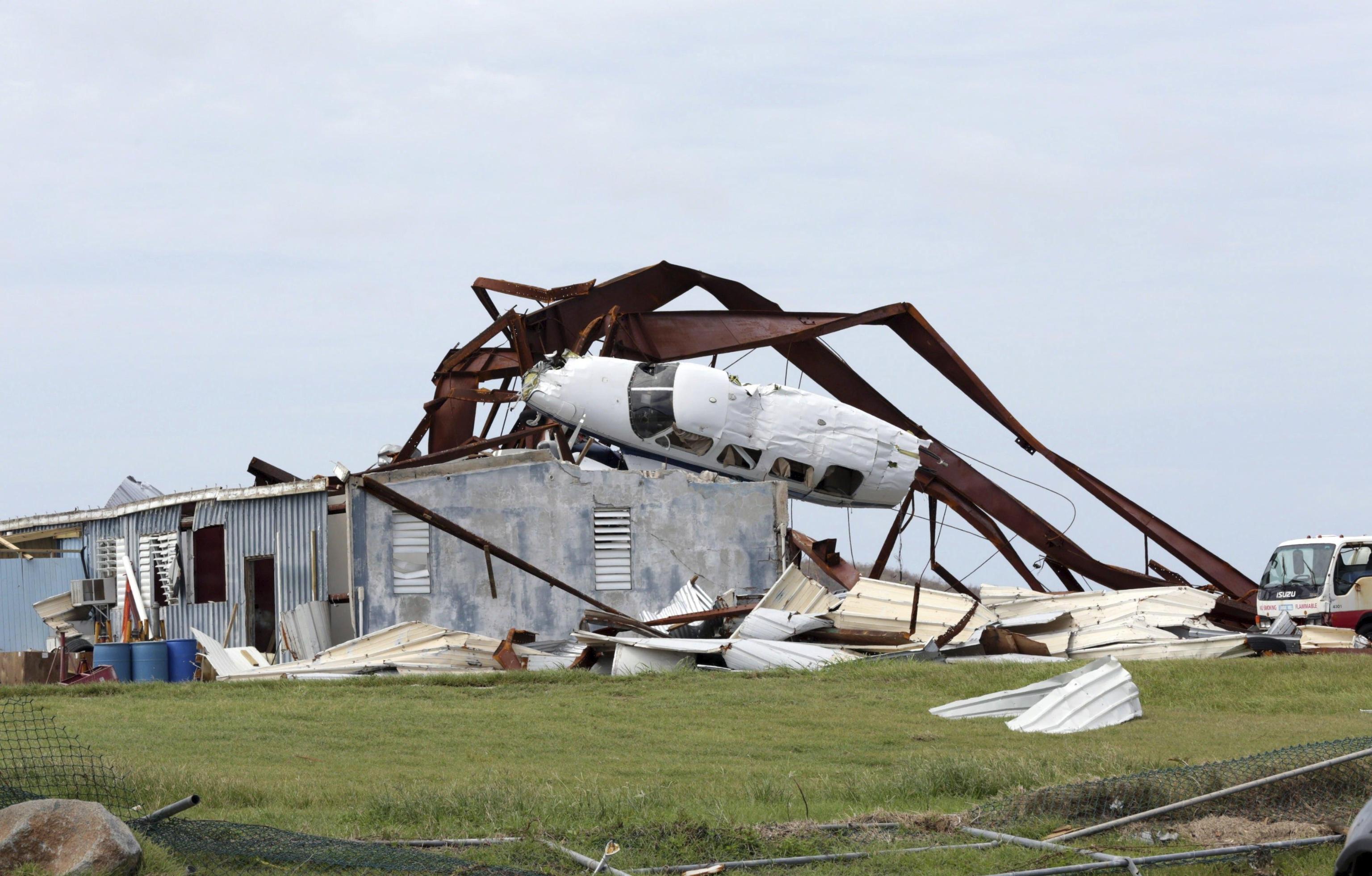 Un aereo distrutto da Maria nell'aeroporto internazionale di Tortola