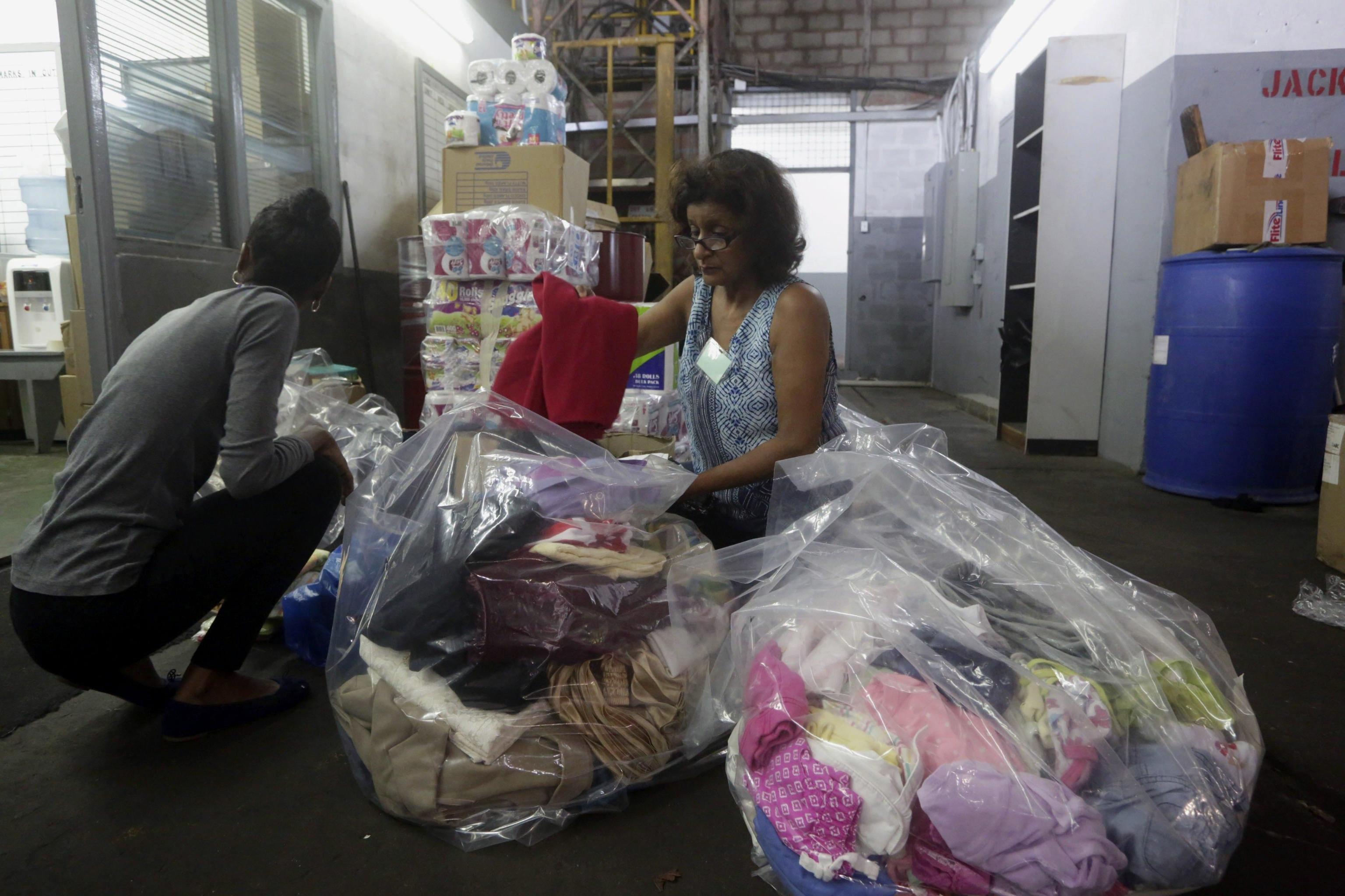 Preparazione dei vestiti in aiuto degli abitanti di Dominica e isole Vergini britanniche