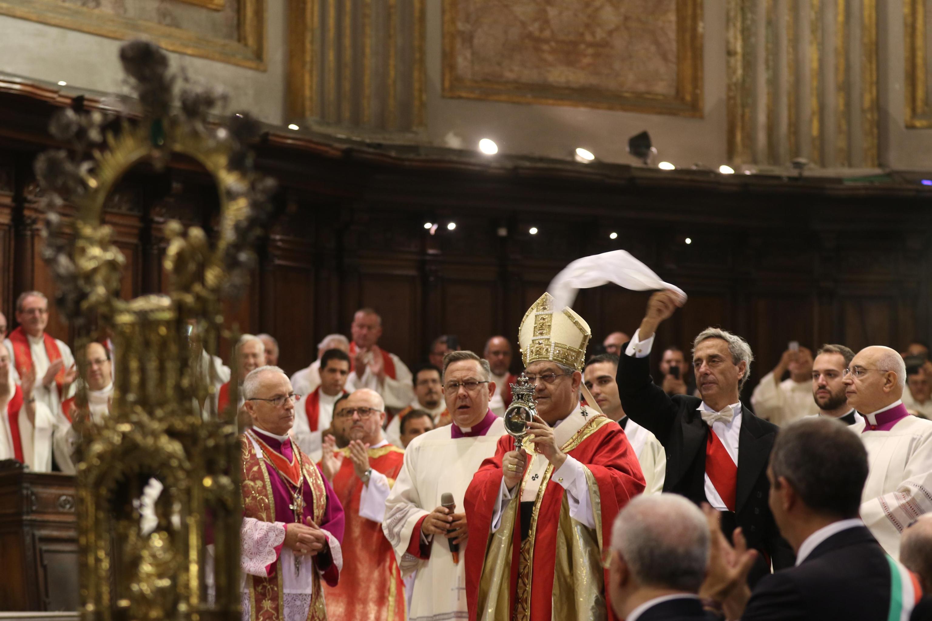Il cardinale Sepe annuncia l'avvenuto miracolo Il cardinale Sepe annuncia l'avvenuto miracolo