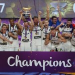 Vittoria della Slovenia alla finalissima degli EuroBasket 2017: la squadra alza la coppa davanti ai fotografi