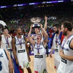 I giocatori sloveni alzano il trofeo dopo la vittoria nella finale di EuroBasket 2017