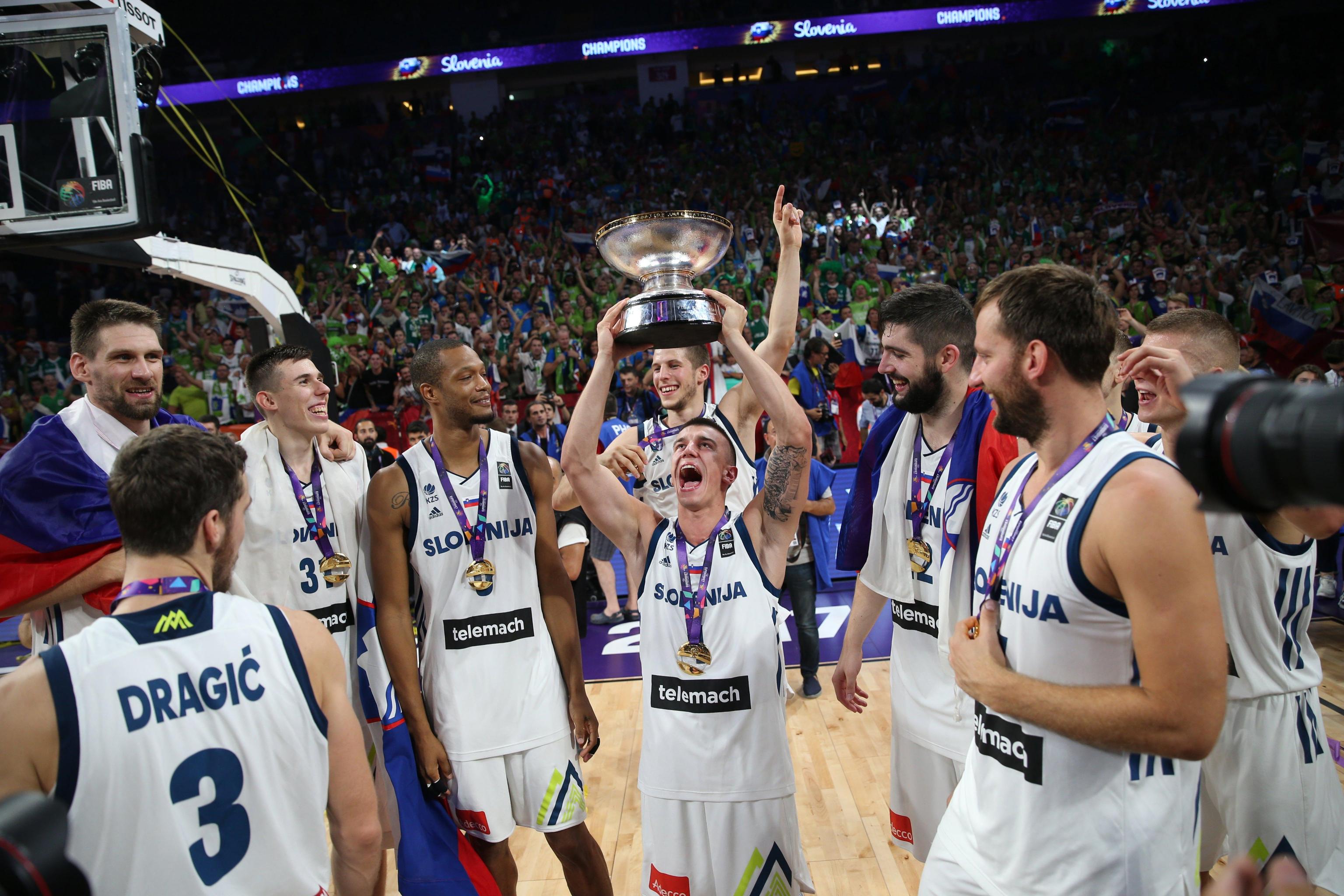 I giocatori sloveni alzano il trofeo dopo la vittoria nella finale di EuroBasket 2017