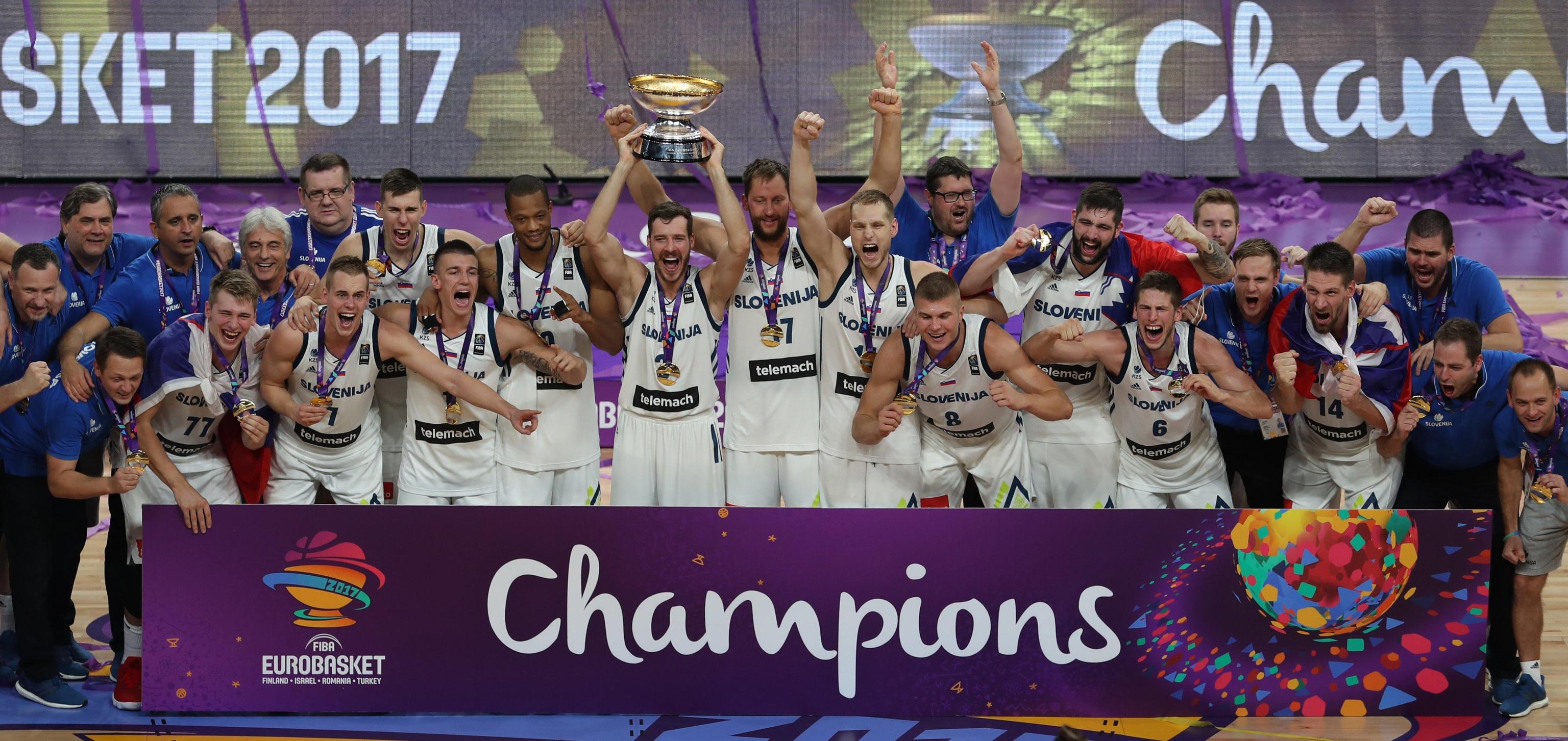 Vittoria della Slovenia alla finalissima degli EuroBasket 2017: la squadra alza la coppa davanti ai fotografi