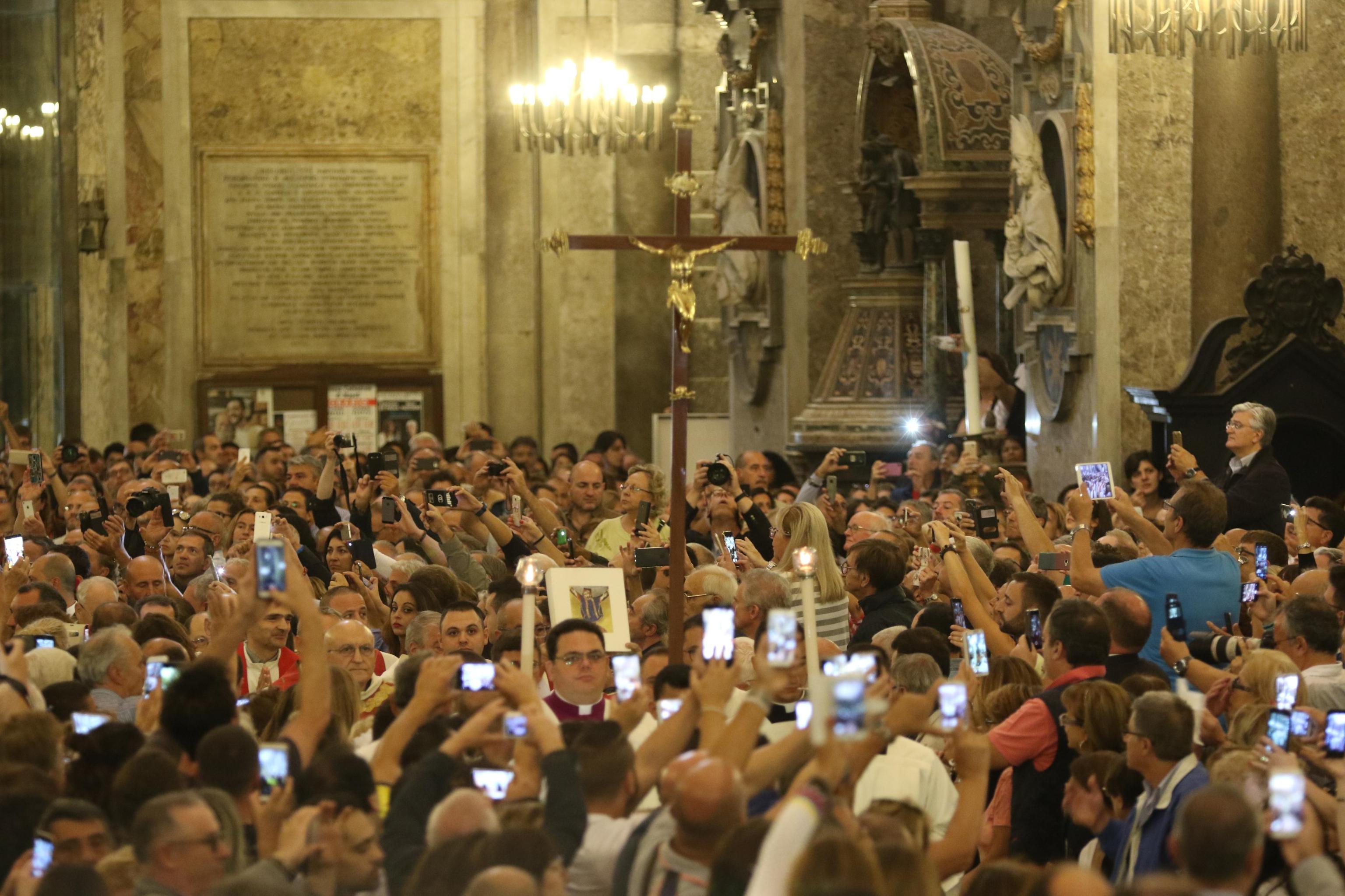 I fedeli hanno riempito la cattedrale I fedeli hanno riempito la cattedrale
