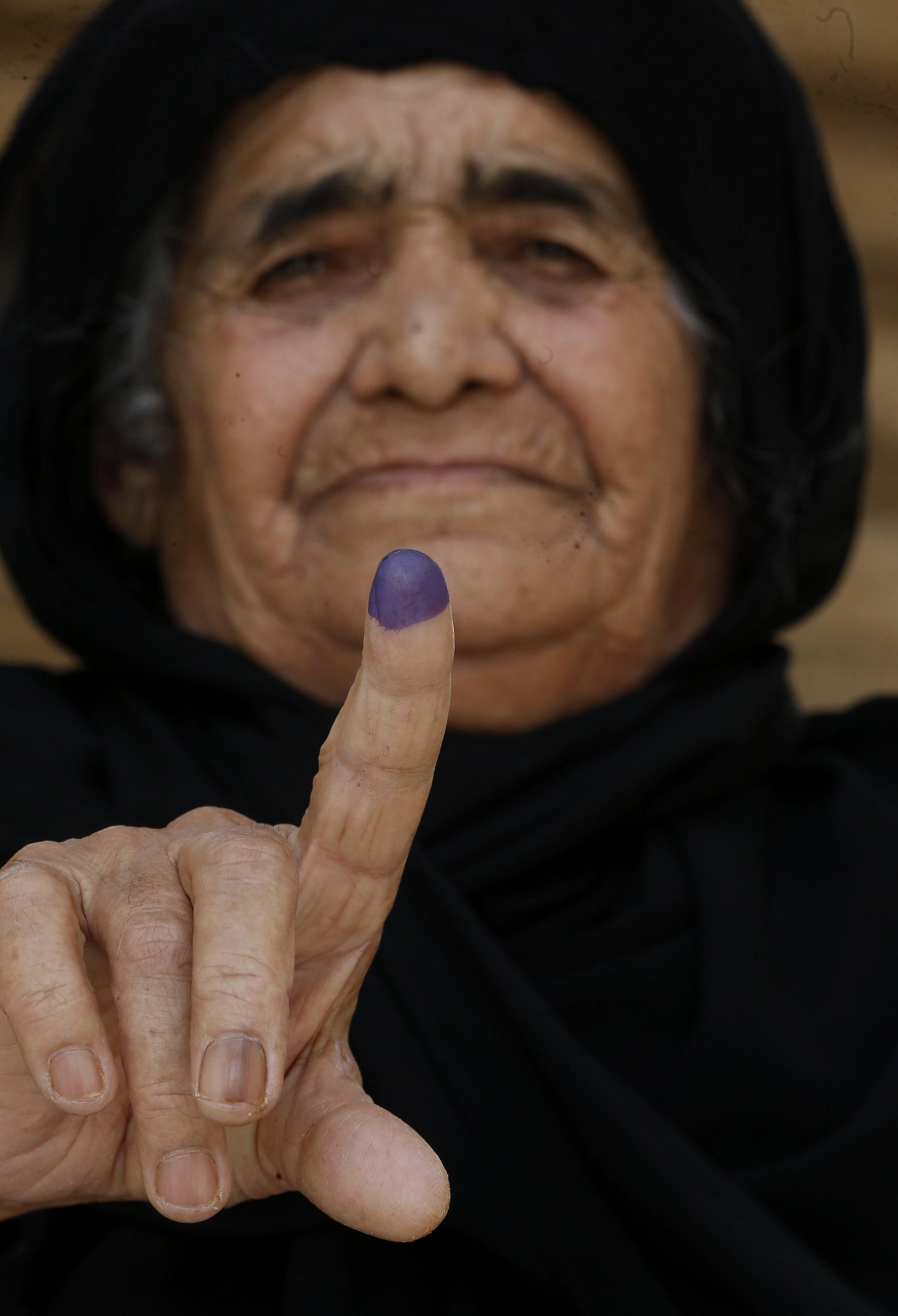 Un uomo mostra il dito con l'inchiostro dopo il voto