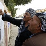 Elettori controllano i loro nomi nel seggio di Erbil