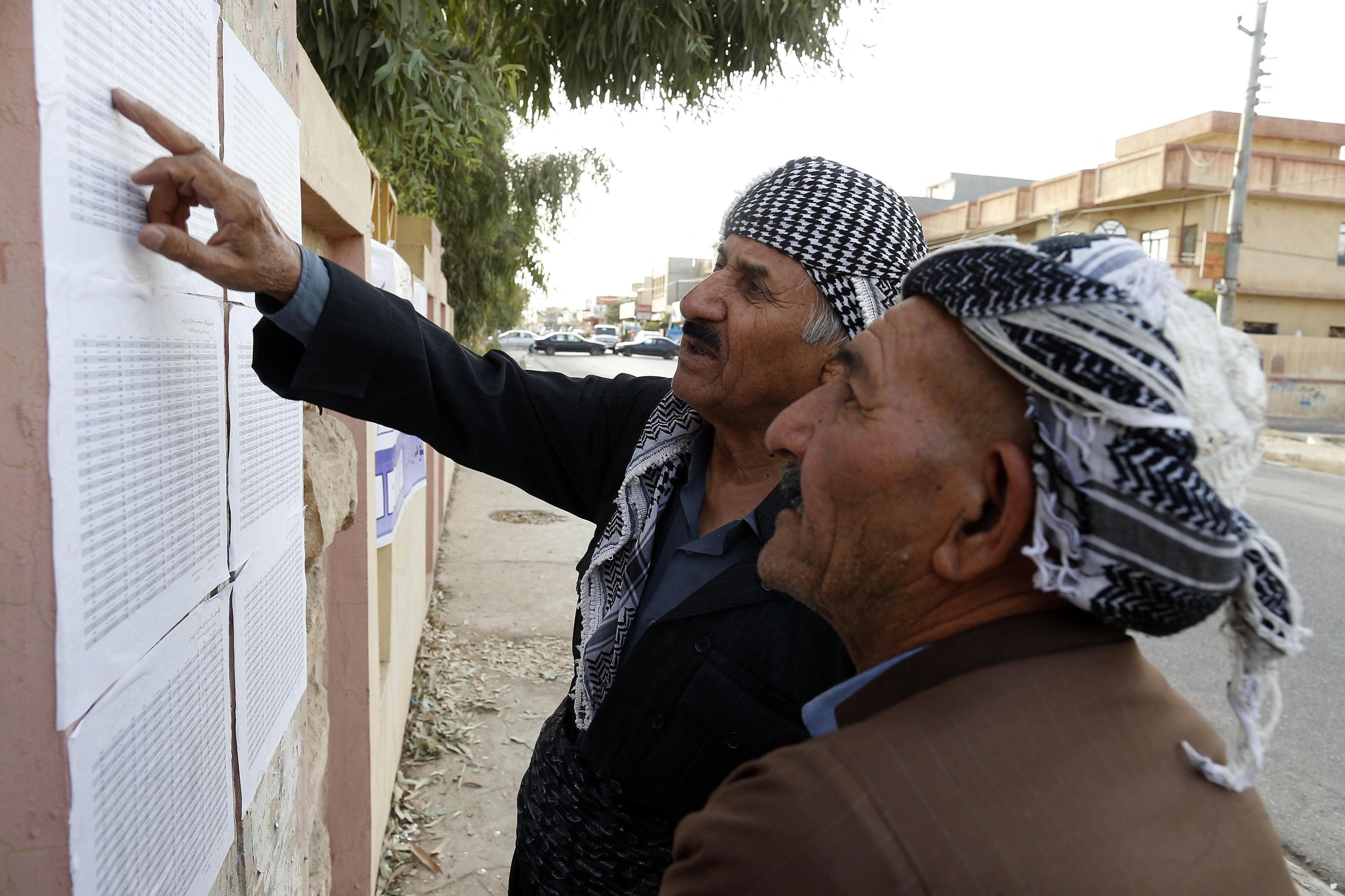 Elettori controllano i loro nomi nel seggio di Erbil