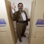 Un uomo curdo iracheno mostra il dito dopo aver votato