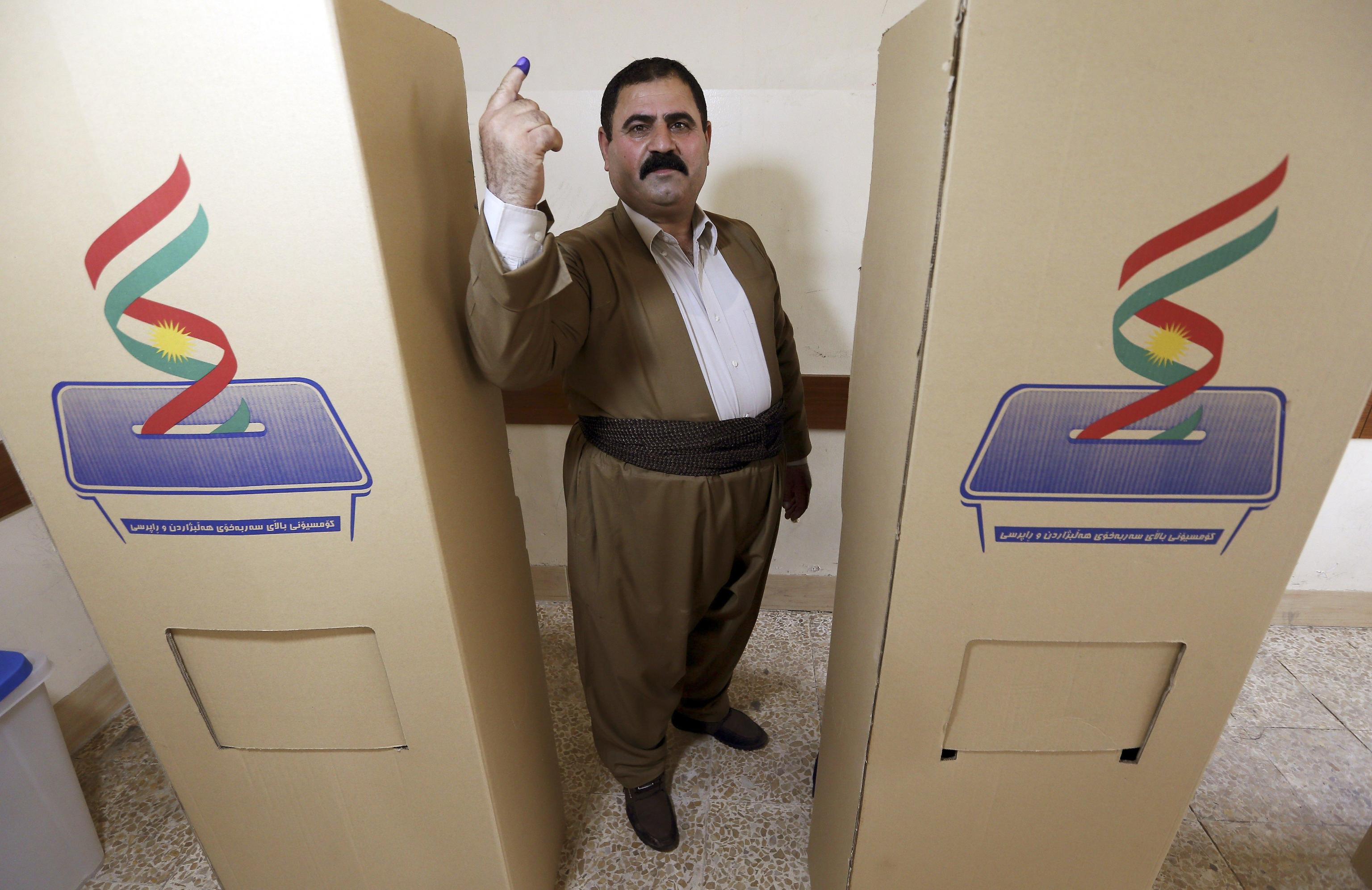 Un uomo curdo iracheno mostra il dito dopo aver votato