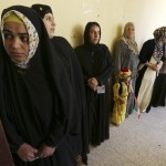 Donne curdo-irachene in fila nel seggio a Erbil