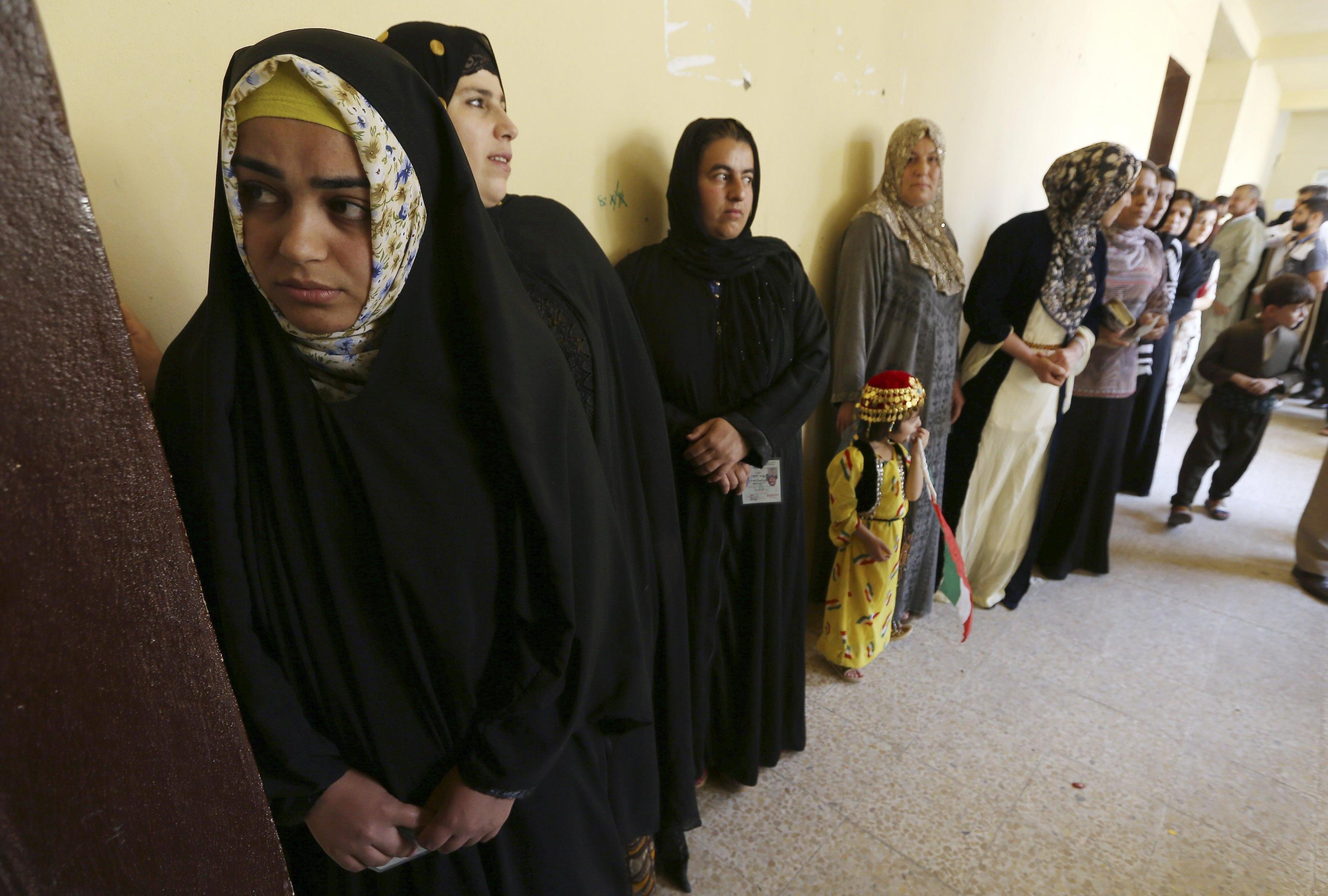 Donne curdo-irachene in fila nel seggio a Erbil