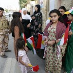Un gruppo di donne all'entrata di un seggio a Erbil