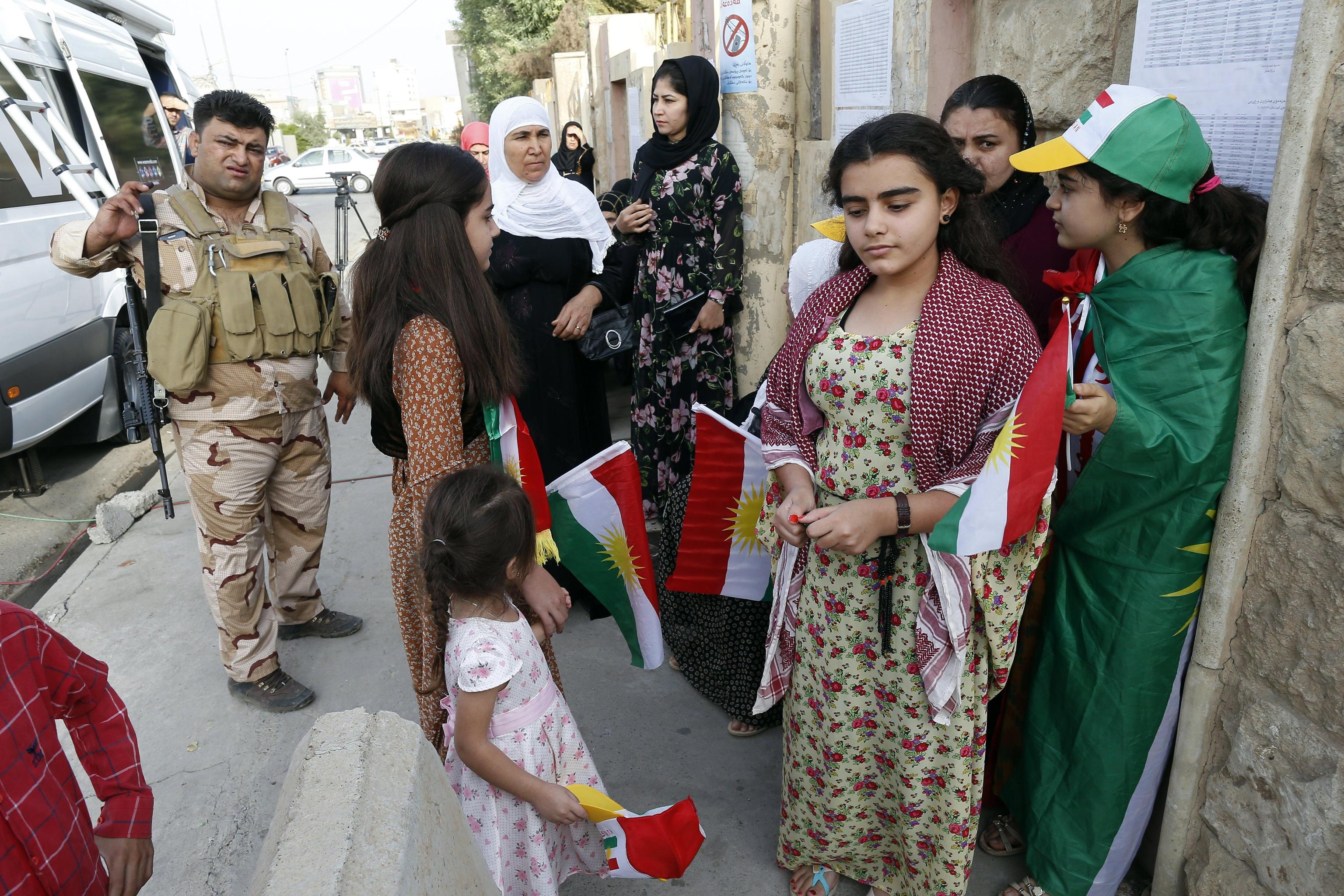 Un gruppo di donne all'entrata di un seggio a Erbil