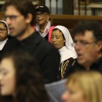 I fedeli assistono alla cerimonia I fedeli assistono alla cerimonia