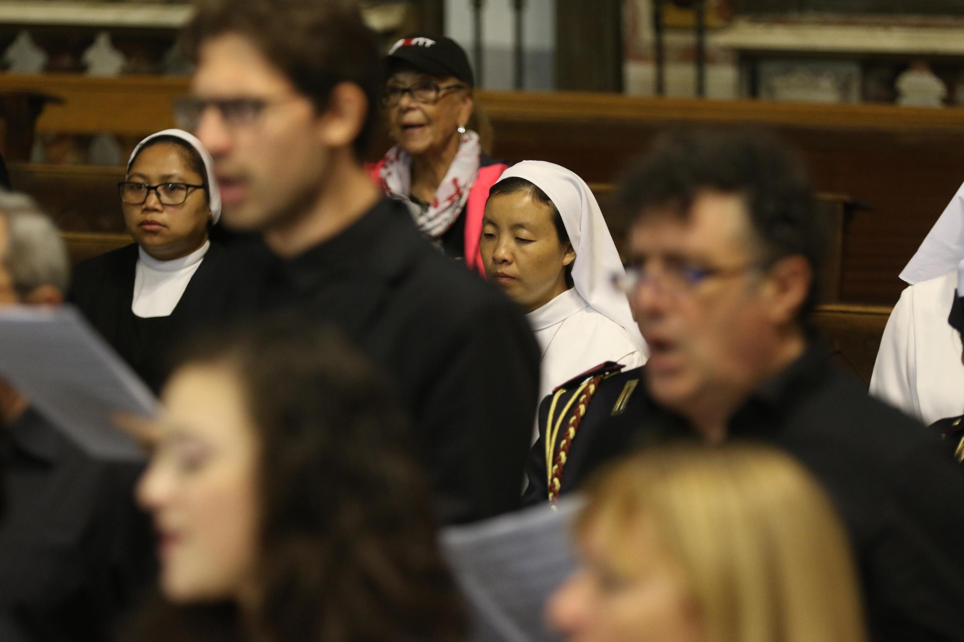 I fedeli assistono alla cerimonia I fedeli assistono alla cerimonia