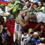 Tifosi sloveni e giocatori festeggiano la vittoria nella finale di EuroBasket 2017