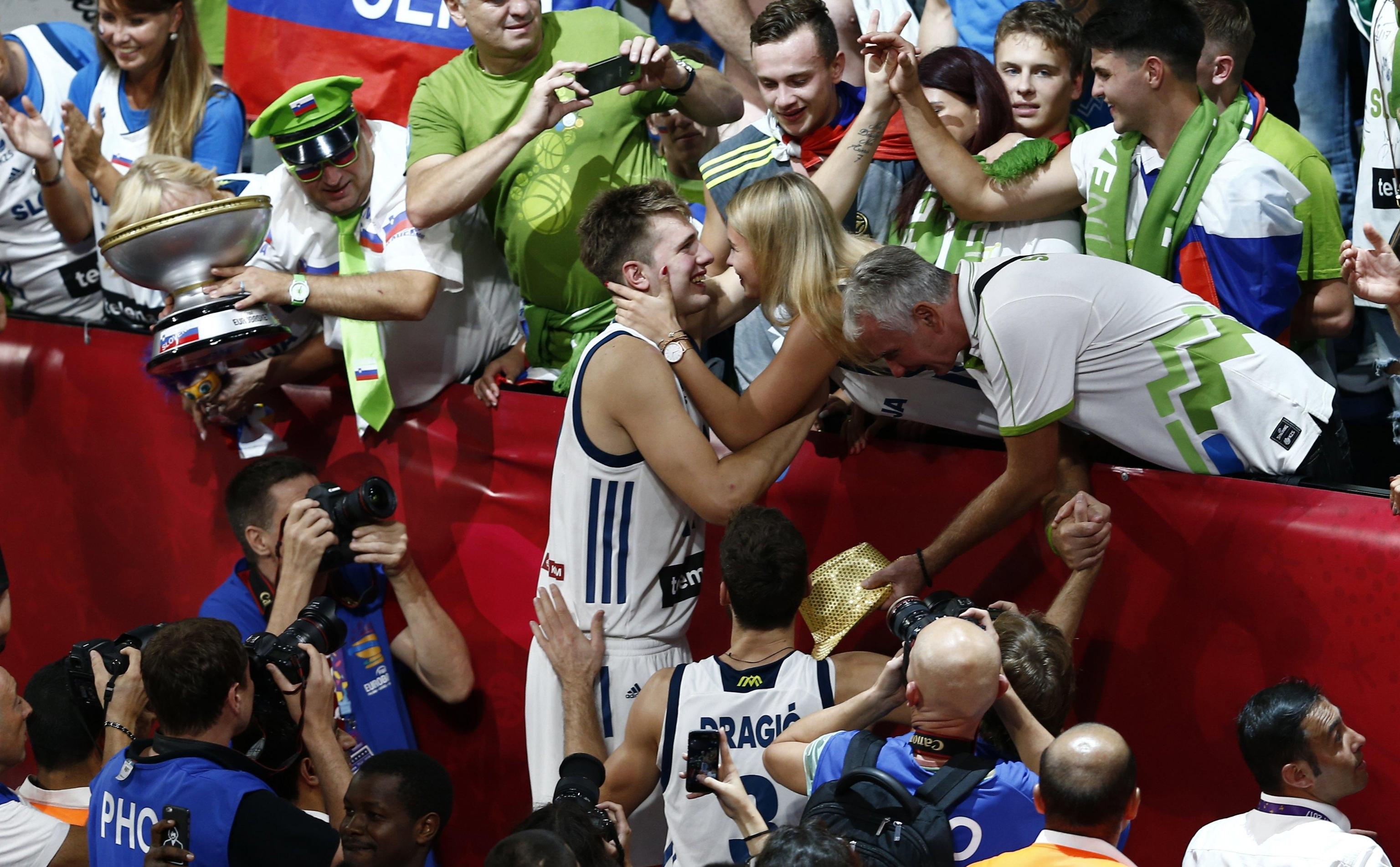 Tifosi sloveni e giocatori festeggiano la vittoria nella finale di EuroBasket 2017
