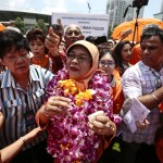 Halimah Yacob, circondata da una folla di sostenitori, si allontana dal nomination centre in Singapore